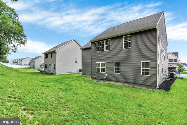 2005 Benjamin Ct, Harrisburg, PA 17110 - back of property with a lawn