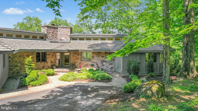 511 Center Hl, Upper Black Eddy, PA 18972 - mid-century home featuring stone siding and a chimney