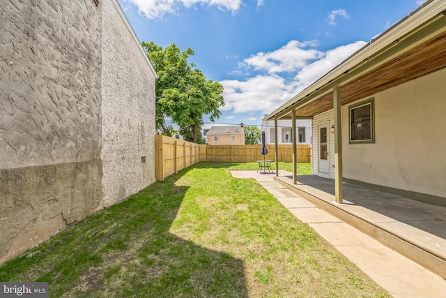 view of yard featuring a patio area