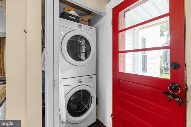 116 W 17th St, Front Royal, VA 22630 - laundry area with stacked washing machine and dryer