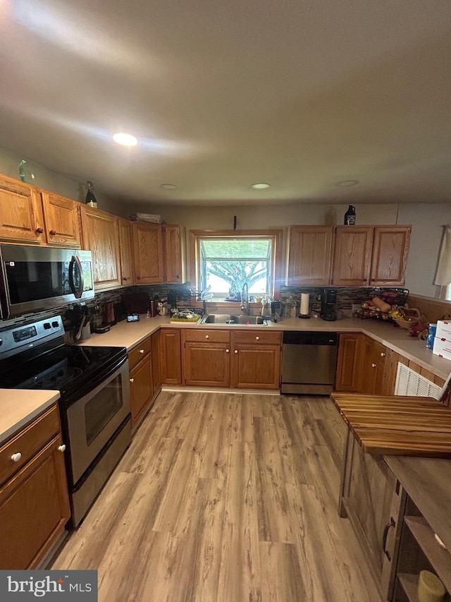 44 Sugarmaple Ln, Levittown, PA 19055 - kitchen featuring appliances with stainless steel finishes, a sink, light wood-type flooring, light countertops, and recessed lighting