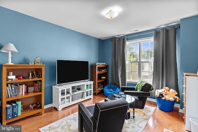 8 Warwick Ct, Newtown, PA 18940 - living area with wood finished floors and baseboards