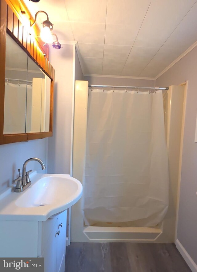 131 Vine St, Bridgeton, NJ 08302 - bathroom featuring crown molding, a shower with shower curtain, and vanity