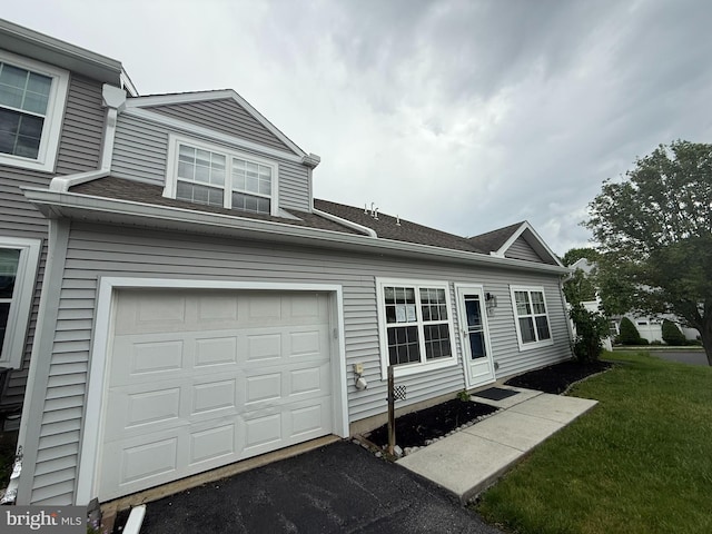 87 Courtyard Dr, Carlisle, PA 17013 - view of front facade featuring an attached garage, roof with shingles, and a front yard