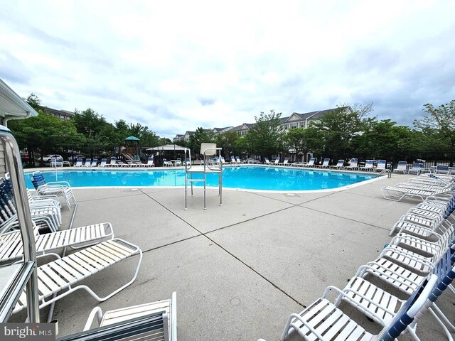 6124 Aster Haven Cir, Haymarket, VA 20169 - community pool with a patio