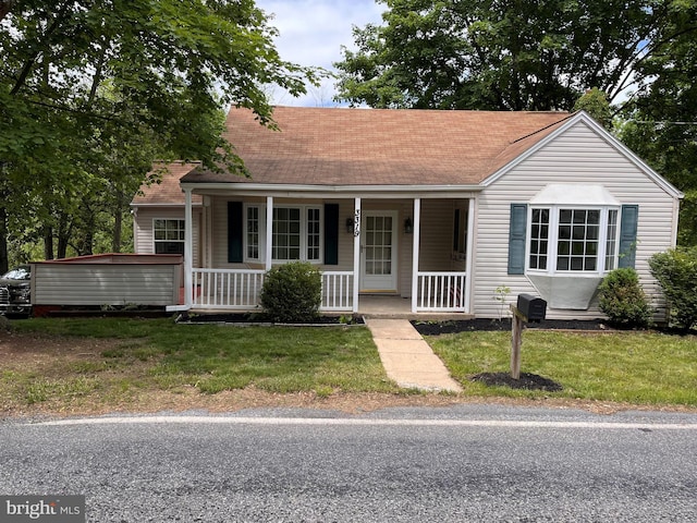 view of front facade featuring a porch and a front lawn