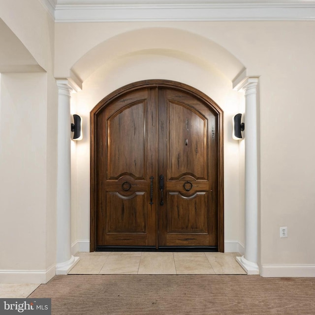 913A Caroline St, Fredericksburg, VA 22401 - detailed view of arched walkways, carpet, and ornate columns