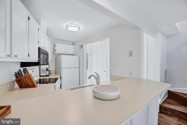 6190 Little Valley Way, Alexandria, VA 22310 - kitchen featuring freestanding refrigerator, a peninsula, black microwave, a sink, and range with electric cooktop