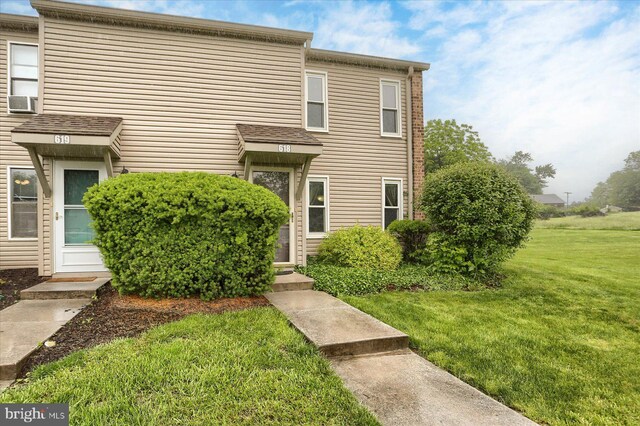 618 Mill Race Ct, Carlisle, PA 17013 - townhome / multi-family property with a front lawn and cooling unit