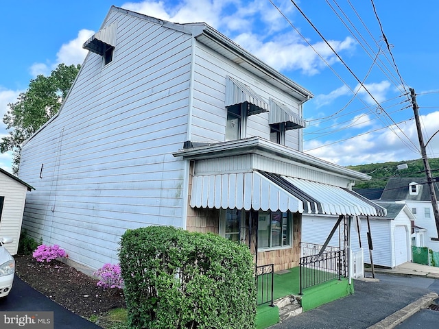 27 N 19th St, Ashland, PA 17921 - view of front of house with an outbuilding