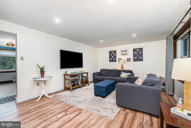 living area featuring crown molding, wood finished floors, recessed lighting, and baseboards