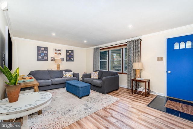 living area featuring crown molding, wood finished floors, baseboards, and recessed lighting