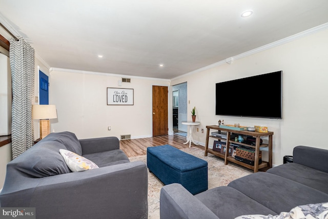 living room with crown molding, wood finished floors, recessed lighting, and baseboards
