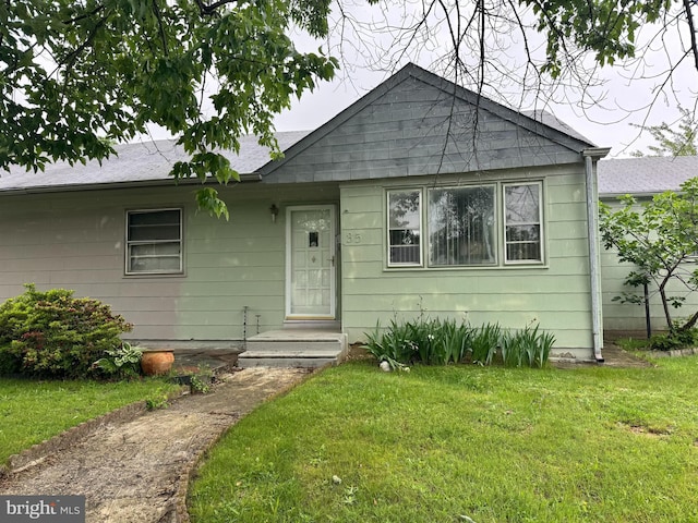 35 Farnsworth Ave, Maple Shade, NJ 08052 - bungalow-style house featuring a front lawn and a shingled roof