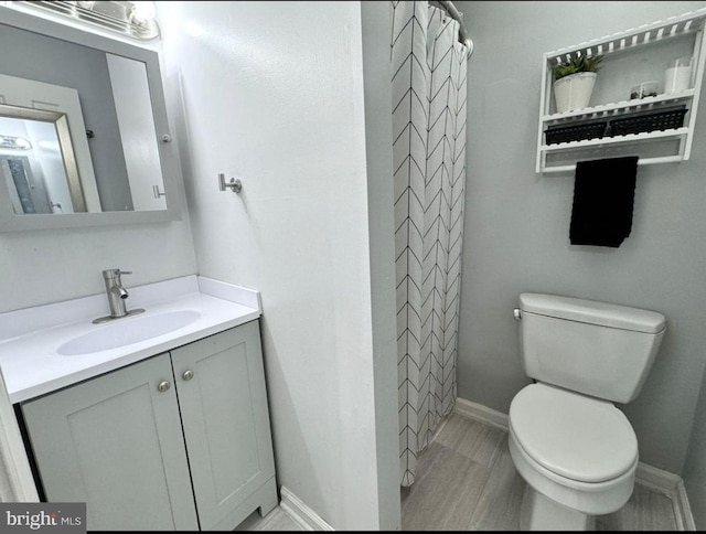 608 Tacketts Mill Rd, Stafford, VA 22556 - bathroom with toilet, vanity, baseboards, and curtained shower