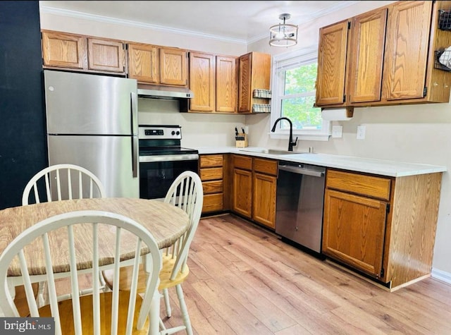 608 Tacketts Mill Rd, Stafford, VA 22556 - kitchen with stainless steel appliances, a sink, under cabinet range hood, crown molding, and light wood-style floors