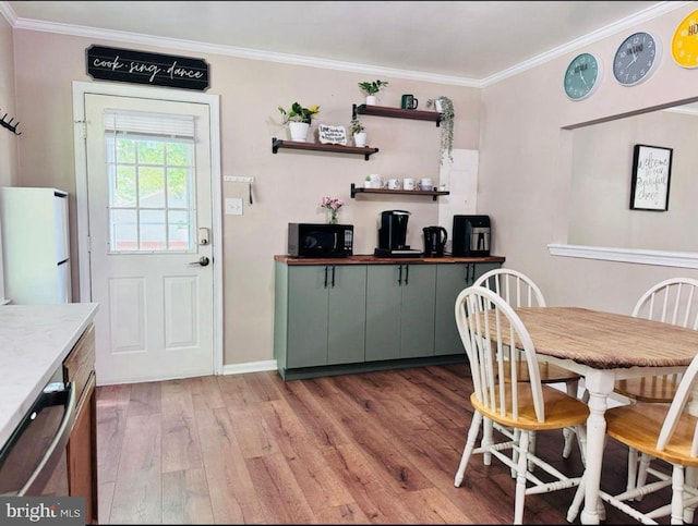 608 Tacketts Mill Rd, Stafford, VA 22556 - dining room featuring crown molding, light wood-type flooring, and baseboards