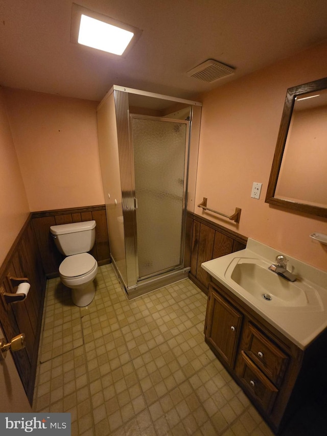 616 Sylvan Pl, Harrisburg, PA 17109 - full bath featuring wainscoting, toilet, a shower stall, and vanity