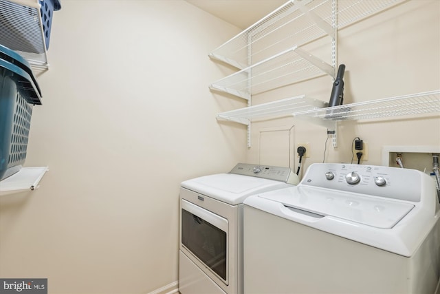 831 Macalister Dr SE, Leesburg, VA 20175 - laundry room featuring washer and clothes dryer and baseboards
