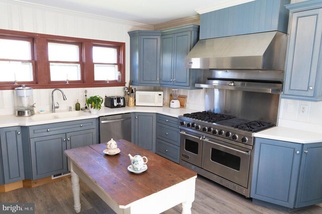 322 Main St E, Fincastle, VA 24090 - kitchen featuring appliances with stainless steel finishes, a sink, light wood-type flooring, tasteful backsplash, and ornamental molding