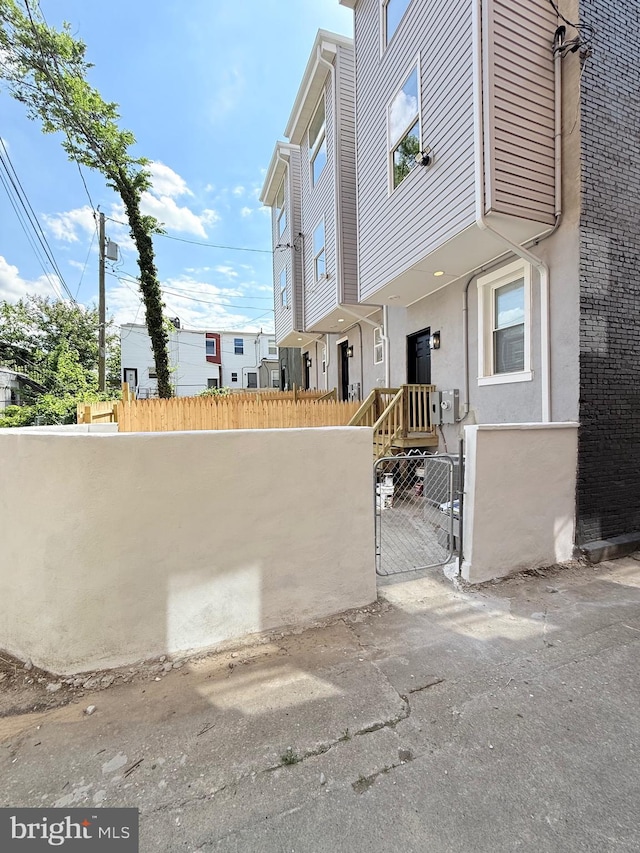 2112 Llewelyn Ave, Baltimore, MD 21213 - view of patio featuring a fenced front yard and a gate