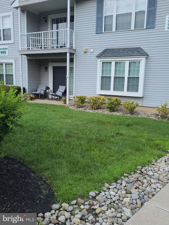 902 Scotswood Ct, Mount Laurel, NJ 08054 - entrance to property with a lawn and a balcony