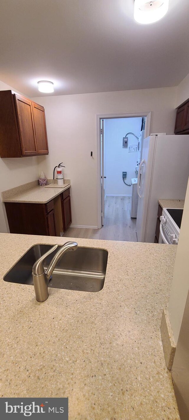 902 Scotswood Ct, Mount Laurel, NJ 08054 - kitchen featuring electric range oven, light countertops, and a sink