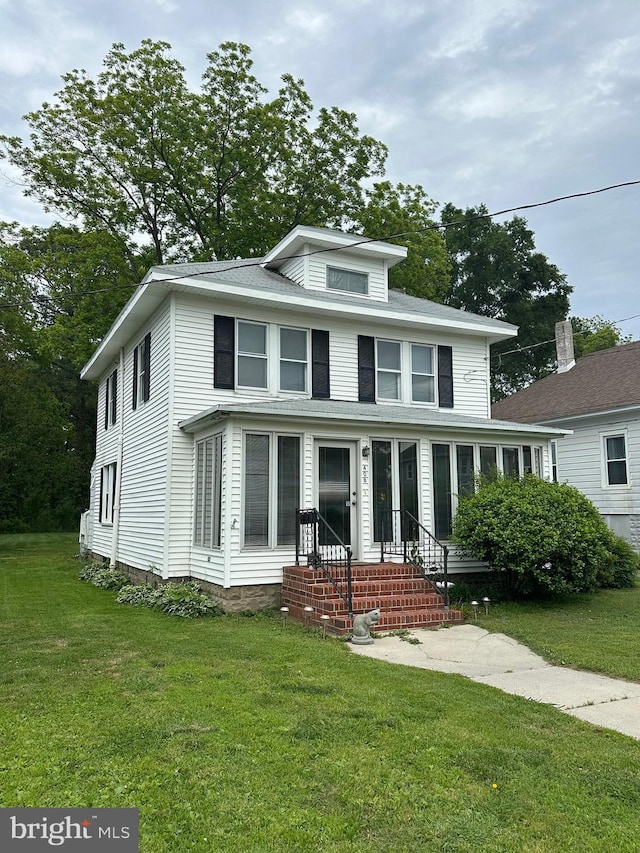 408 Myrtle St, Crisfield, MD 21817 - american foursquare style home featuring a front lawn