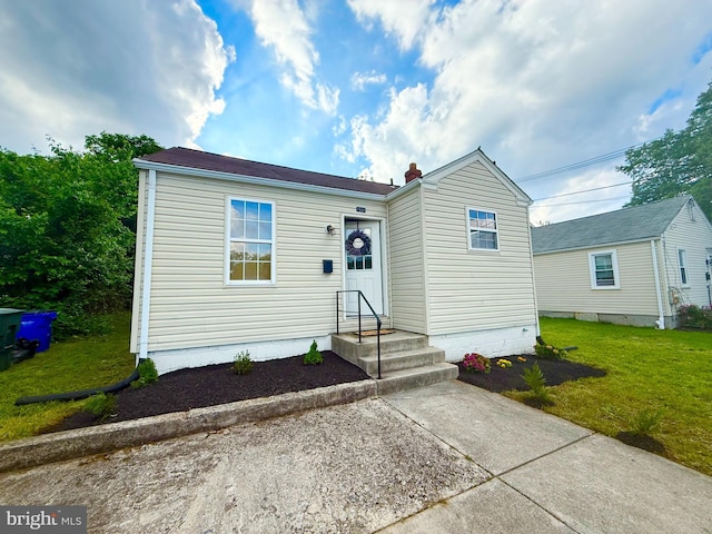 view of front of property with a front yard