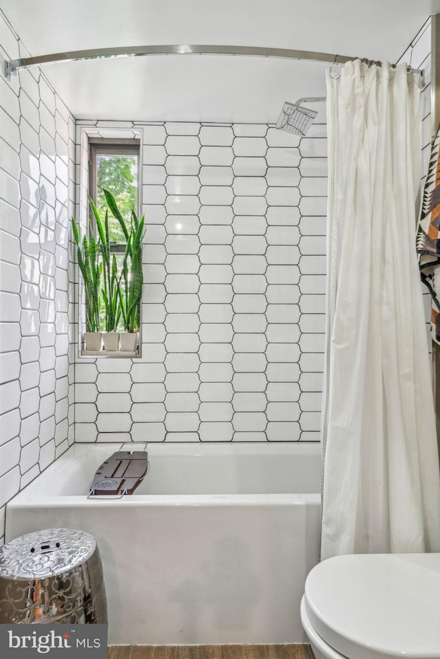 403 S Alder St, Philadelphia, PA 19147 - full bath featuring shower / bath combo and toilet