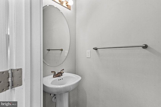 bathroom featuring a sink