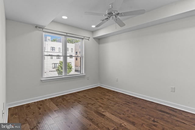 empty room featuring recessed lighting, dark wood-type flooring, baseboards, and a ceiling fan