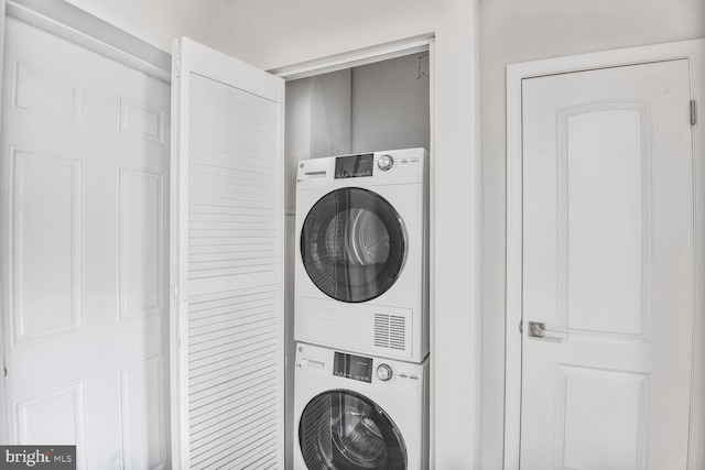8118 Chapel Cove Dr, Laurel, MD 20707 - laundry room with stacked washer and clothes dryer