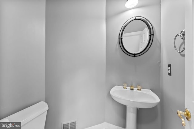 20580 Willoughby Sq, Sterling, VA 20165 - half bath with toilet
