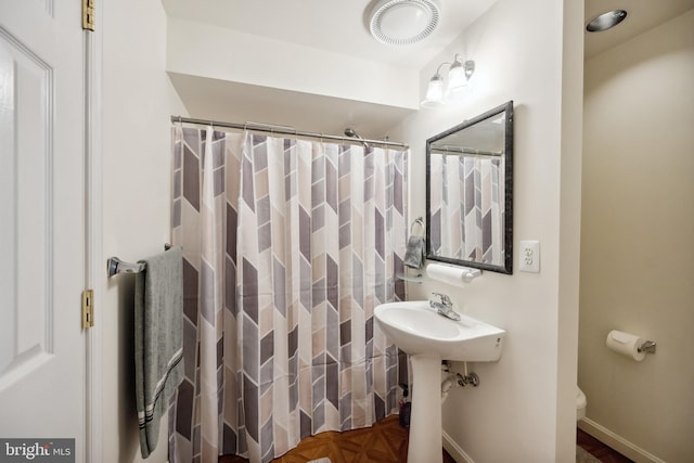 8456 Summer Breeze Pl, Manassas, VA 20112 - bathroom with toilet, a shower with curtain, and baseboards