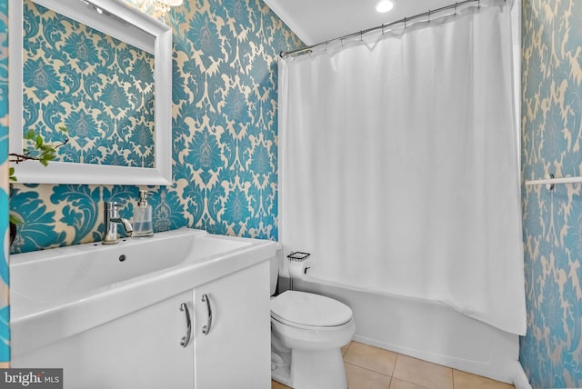 1001 S Chadwick St, Philadelphia, PA 19146 - bathroom with wallpapered walls, tile patterned flooring, toilet, vanity, and shower / bath combo