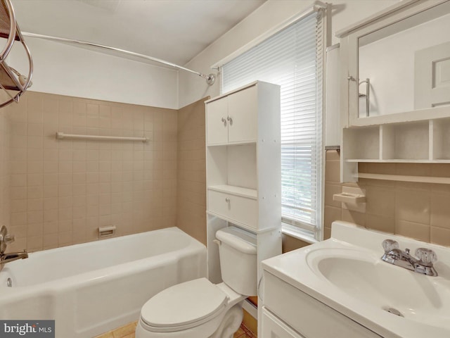 1411 College Ave, Reading, PA 19604 - full bath featuring shower / washtub combination, toilet, plenty of natural light, and vanity