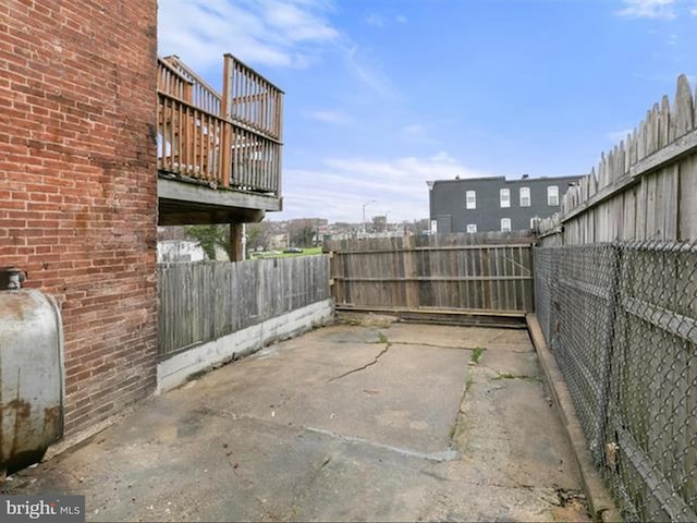 2002 E Preston St, Baltimore, MD 21213 - fenced backyard featuring heating fuel and a patio area