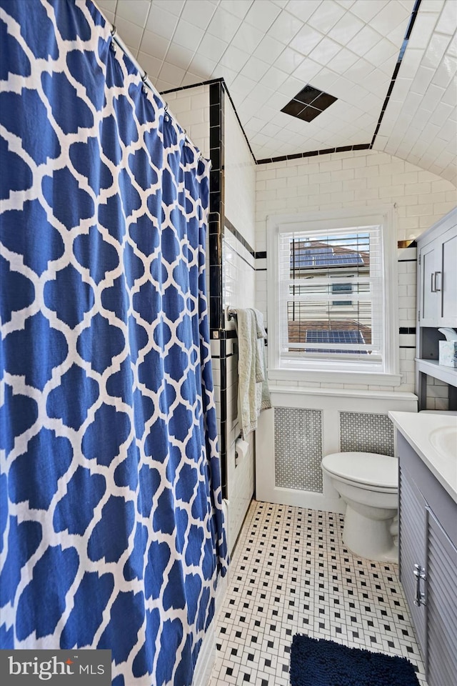 619 Warwick Rd, Baltimore, MD 21229 - full bathroom featuring toilet, vanity, and curtained shower