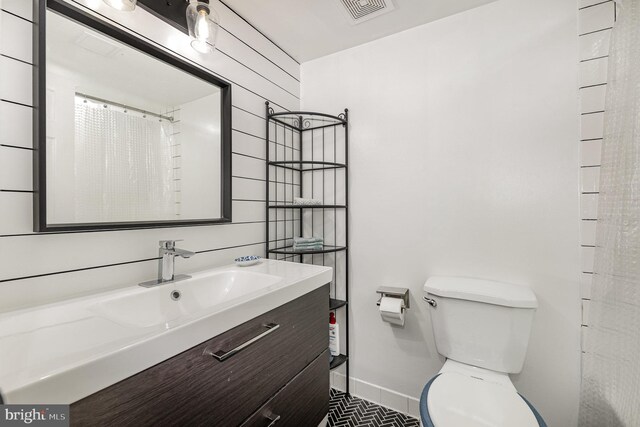 1040 Deer Ridge Dr Unit 101, Baltimore, MD 21210 - bathroom with toilet, baseboards, and vanity
