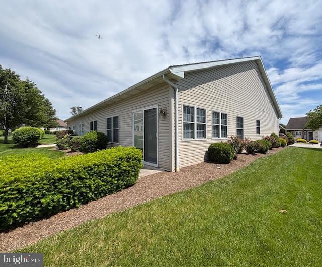 636 Northland Dr, Hanover, PA 17331 - back of property featuring a yard