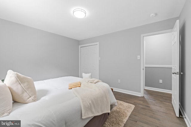 7102 Walnut Ave, Baltimore, MD 21208 - bedroom featuring wood finished floors, a closet, and baseboards
