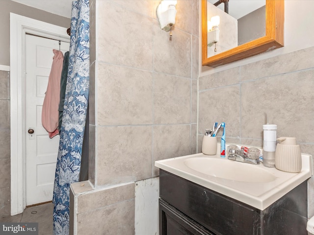 250 E E Main St, Waynesboro, PA 17268 - bathroom with vanity and a shower with curtain