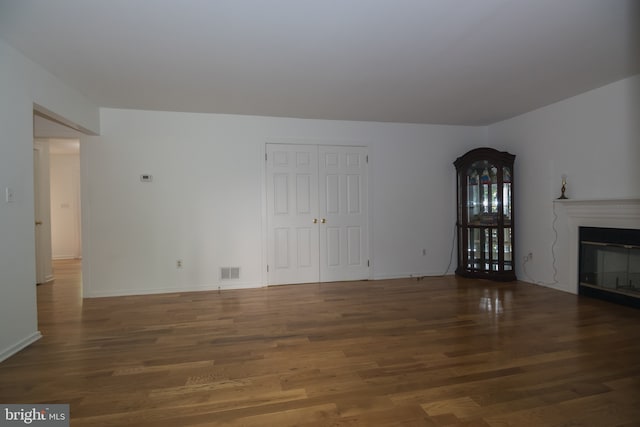 9 Paddington Ct, Hockessin, DE 19707 - unfurnished living room featuring wood finished floors, a glass covered fireplace, and baseboards