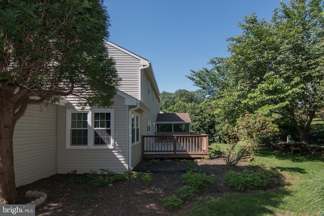 9 Paddington Ct, Hockessin, DE 19707 - view of green lawn with a deck