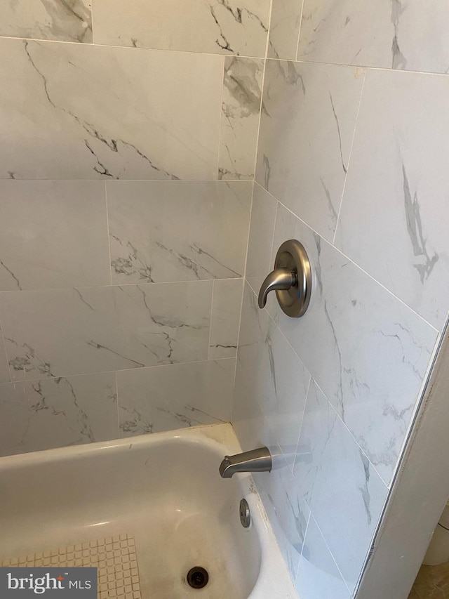 2600 S Mildred St, Philadelphia, PA 19148 - full bathroom featuring shower / bath combination