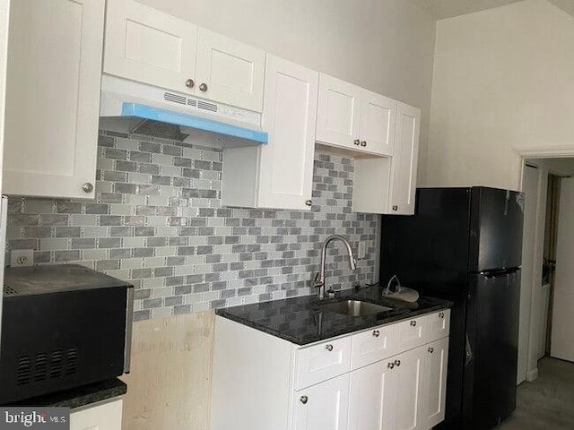 2600 S Mildred St, Philadelphia, PA 19148 - kitchen with a sink, black appliances, under cabinet range hood, and decorative backsplash