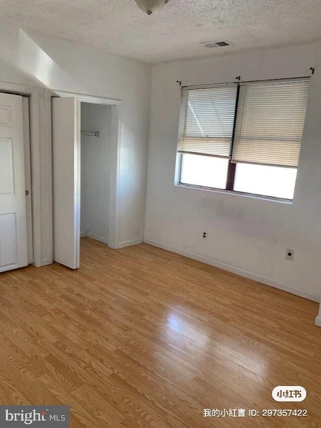 2600 S Mildred St, Philadelphia, PA 19148 - unfurnished bedroom featuring light wood-type flooring, a textured ceiling, and baseboards