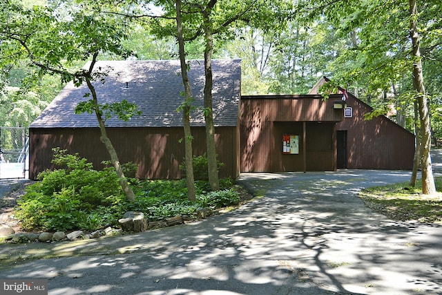 11910 Saint Johnsbury Ct, Reston, VA 20191 - view of side of property with roof with shingles and driveway