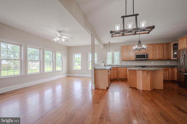 143 Bakerfield Dr, Middletown, DE 19709 - kitchen featuring stainless steel appliances, baseboards, a ceiling fan, light wood finished floors, and a kitchen bar